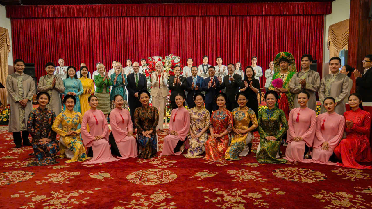 BIỂU DIỄN PHỤC VỤ ĐÓN TIẾP TOÀN QUYỀN AUSTRALIA SAM MOSTYN TRONG CHUYẾN THĂM CẤP NHÀ NƯỚC TẠI VIỆT NAM
