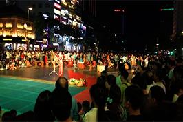 Nhà hát ca múa nhạc dân tộc Bông Sen biểu diễn tại phố đi bộ