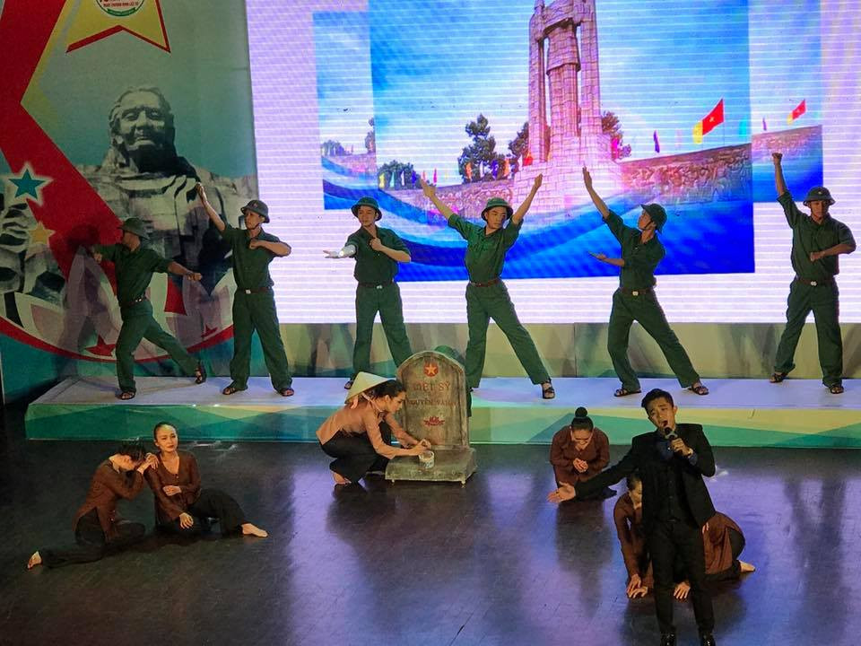 Tác phẩm hát múa "Mẹ và Tổ quốc" của Chi đoàn Nhà hát ca múa nhạc dân tộc Bông Sen