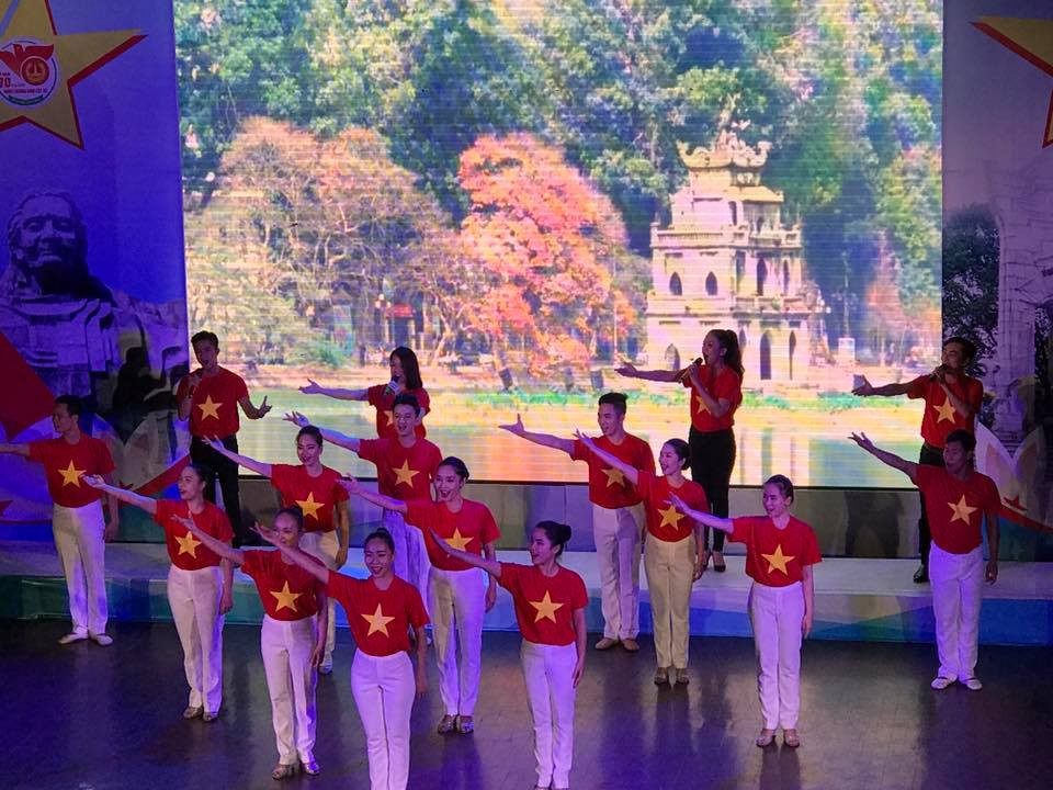 hát múa "Rạng rỡ Việt Nam"