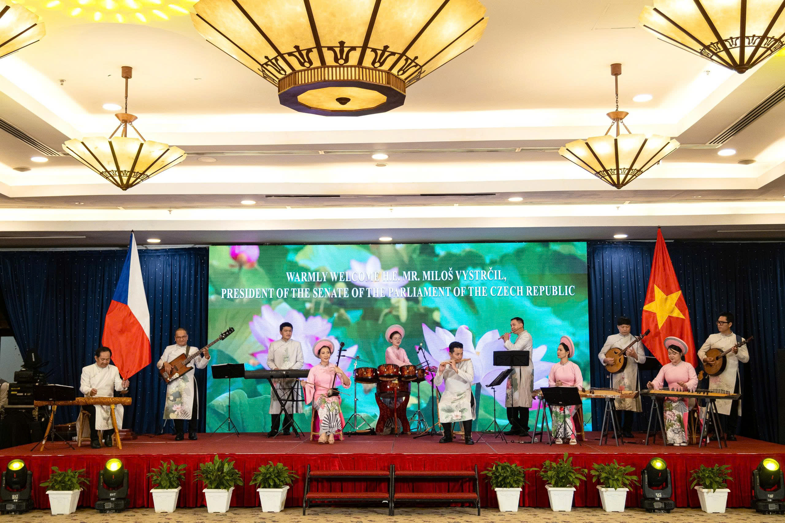 Dàn nhạc dân tộc biểu diễn tại chương trình