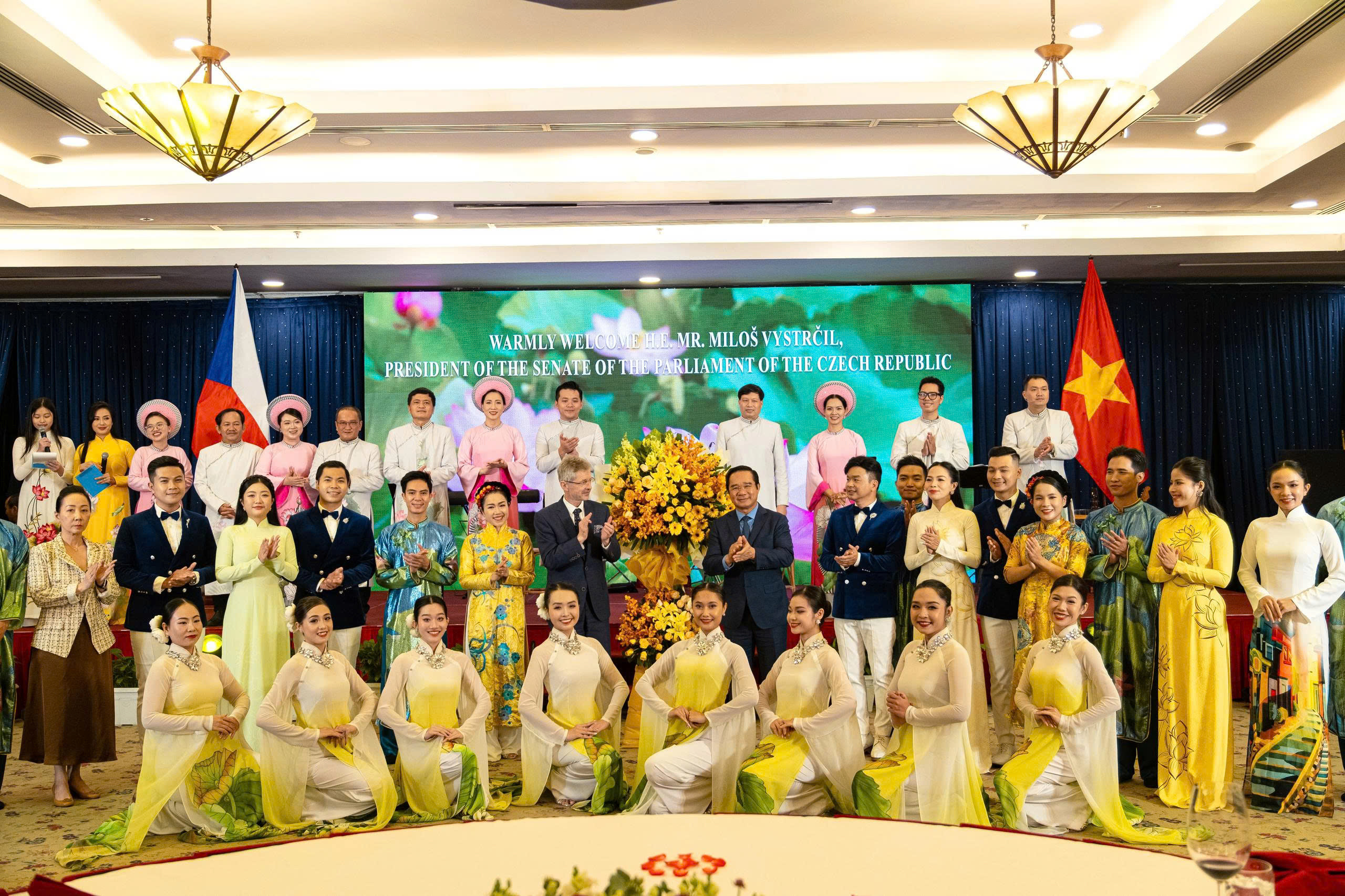 Chủ tịch UBND TPHCM Nguyễn Văn Đươc chụp ảnh lưu niệm cùng quý đại biểu và các nghệ sĩ