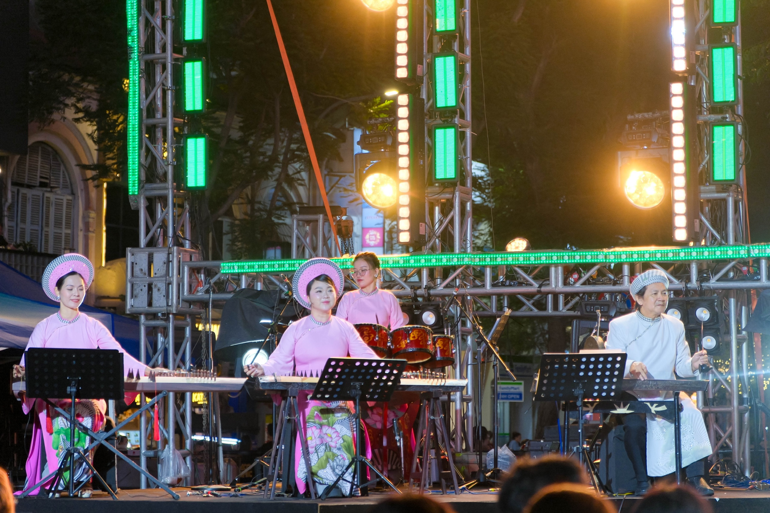 Dàn nhạc dân tộc Nhà hát Ca múa nhạc dân tộc Bông Sen biểu diễn tại chương trình