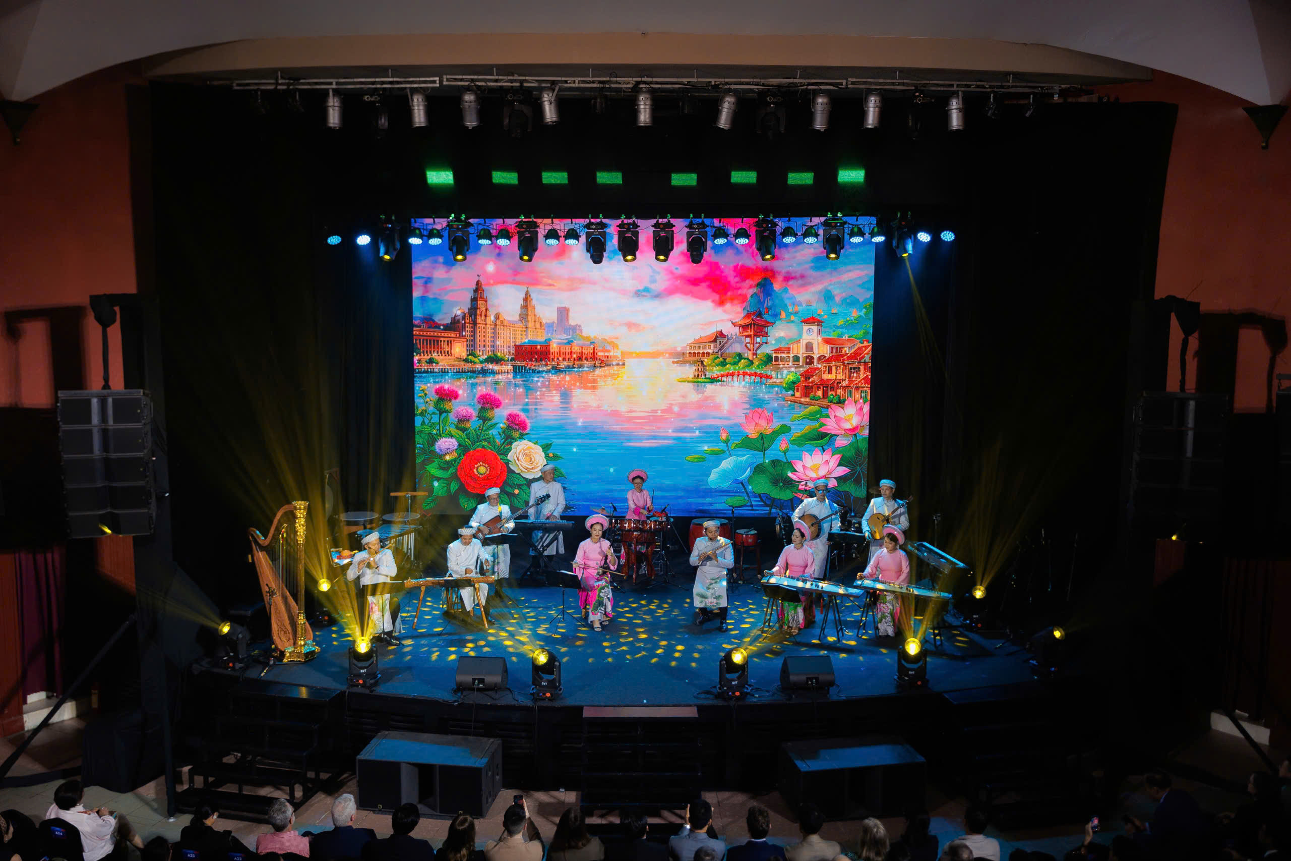 Chương trình mở màn với Hòa tấu "Bình Bán Vắn", "Trống cơm" kết hợp "You never walk alone"