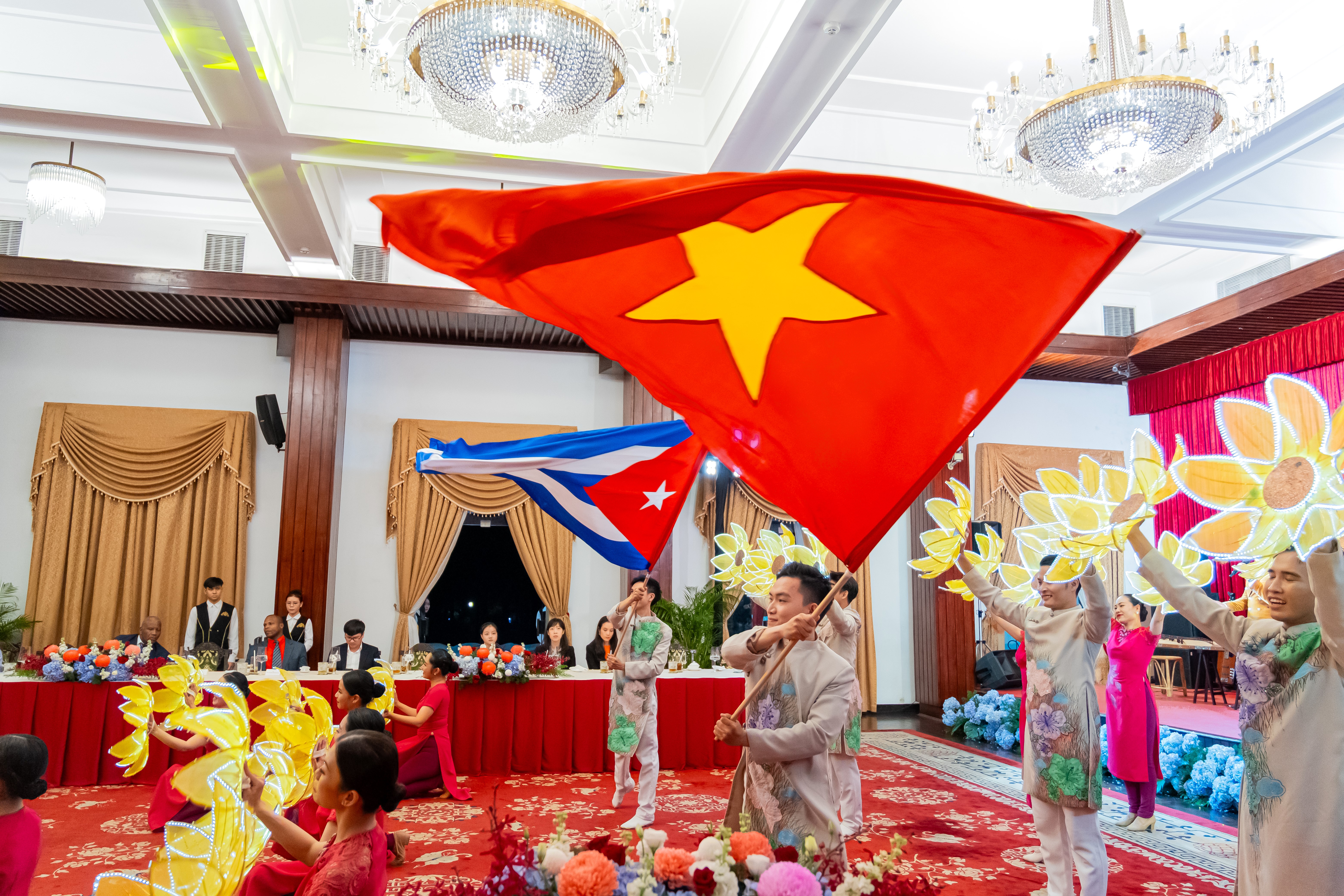 ĐÓN TIẾP ĐOÀN CHỦ TỊCH QUỐC HỘI CHÍNH QUYỀN NHÂN DÂN, CHỦ TỊCH HỘI ĐỒNG NHÀ NƯỚC CUBA