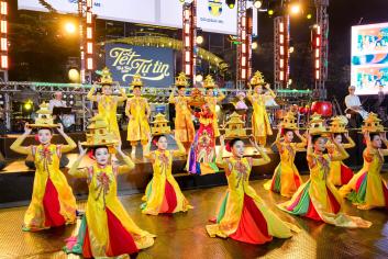 ÂM NHẠC DÂN TỘC THĂNG HOA TRONG SỰ YÊU MẾN CỦA QUÝ KHÁN GIẢ TẠI PHỐ ĐI BỘ NGUYỄN HUỆ