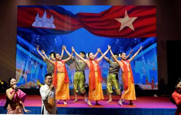 Nhà hát Ca múa nhạc dân tộc Bông Sen biểu diễn phục vụ Diễn đàn doanh nghiệp Việt Nam - Campuchia tại TPHCM năm 2025