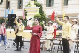 Nhà hát Ca múa nhạc Bông Sen tổ chức Chương trình biểu diễn ca múa nhạc dân tộc tại Bưu điện TPHCM